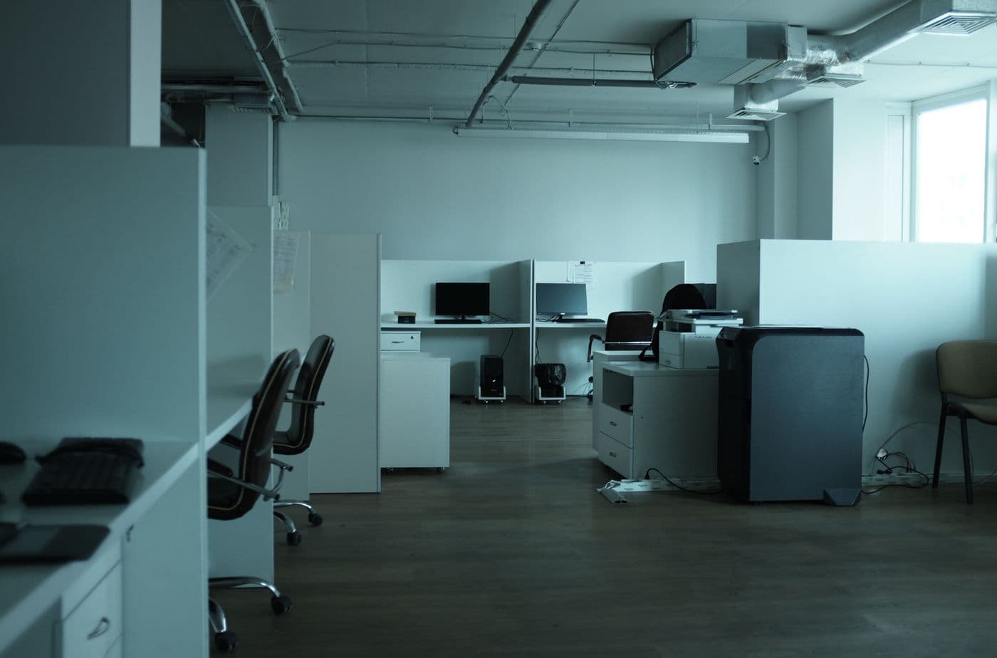 Spațiu de birouri cu mobilier de lucru